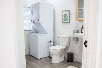 37645 Vía De Los Arboles in Temecula, CA - Foto de edificio - Building Photo