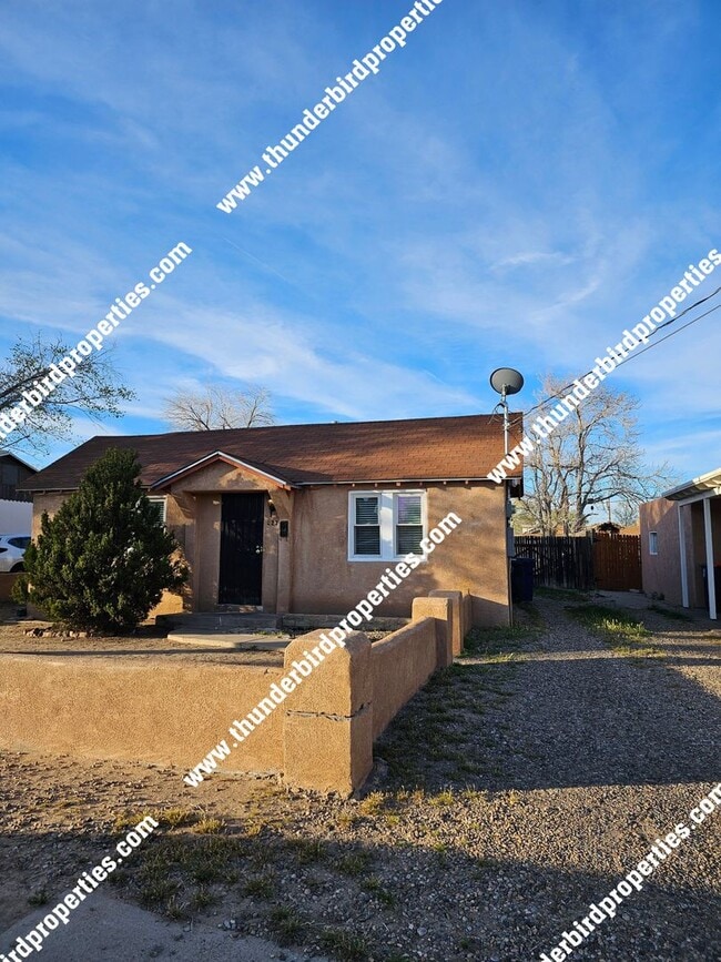 223 Mescalero Rd NW in Albuquerque, NM - Building Photo - Building Photo