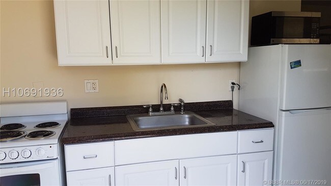 2127 Cleveland St-Unit -rear in Hollywood, FL - Building Photo - Building Photo