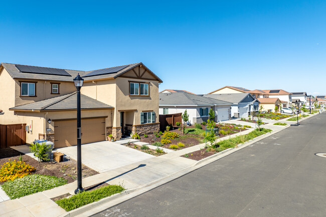 Crestada in Woodland, CA - Foto de edificio - Building Photo