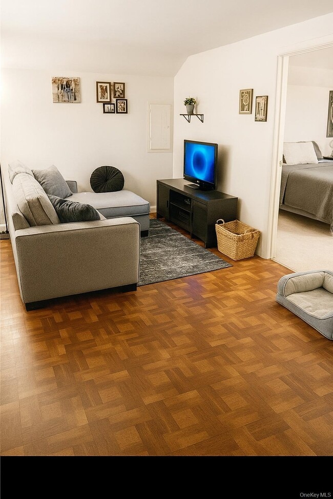 10 Village Cir W in Brookhaven, NY - Building Photo - Building Photo