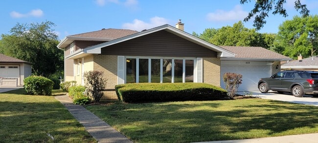 608 Trent Ln in Schaumburg, IL - Building Photo - Building Photo