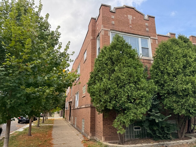 5904 W Berteau Ave in Chicago, IL - Building Photo - Building Photo