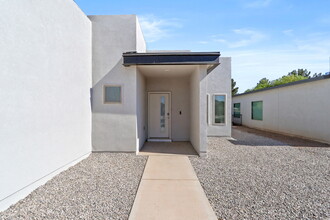 480 Deserts Dr in Socorro, TX - Foto de edificio - Building Photo