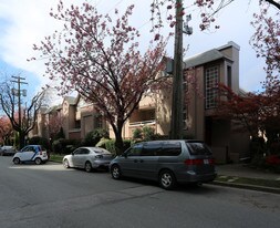 719 W 8th Ave in Vancouver, BC - Building Photo
