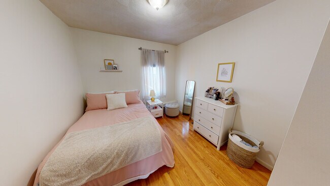 52 Brooks St, Unit 1 in Boston, MA - Foto de edificio - Building Photo