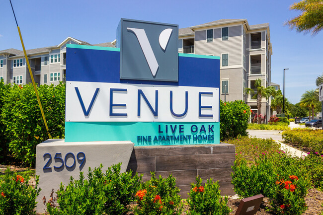 Venue Live Oak in Sarasota, FL - Foto de edificio - Building Photo