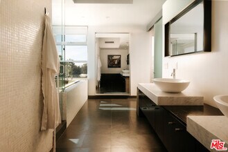2651 Nichols Canyon Rd in Los Angeles, CA - Building Photo - Building Photo