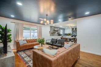 9515 Meadowglen Ln in Houston, TX - Building Photo - Building Photo