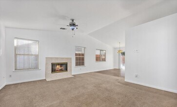 3921 White Sands Dr in Bakersfield, CA - Building Photo - Building Photo