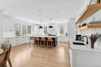 8 Sweetgrass Rd in Westhampton, NY - Building Photo - Building Photo