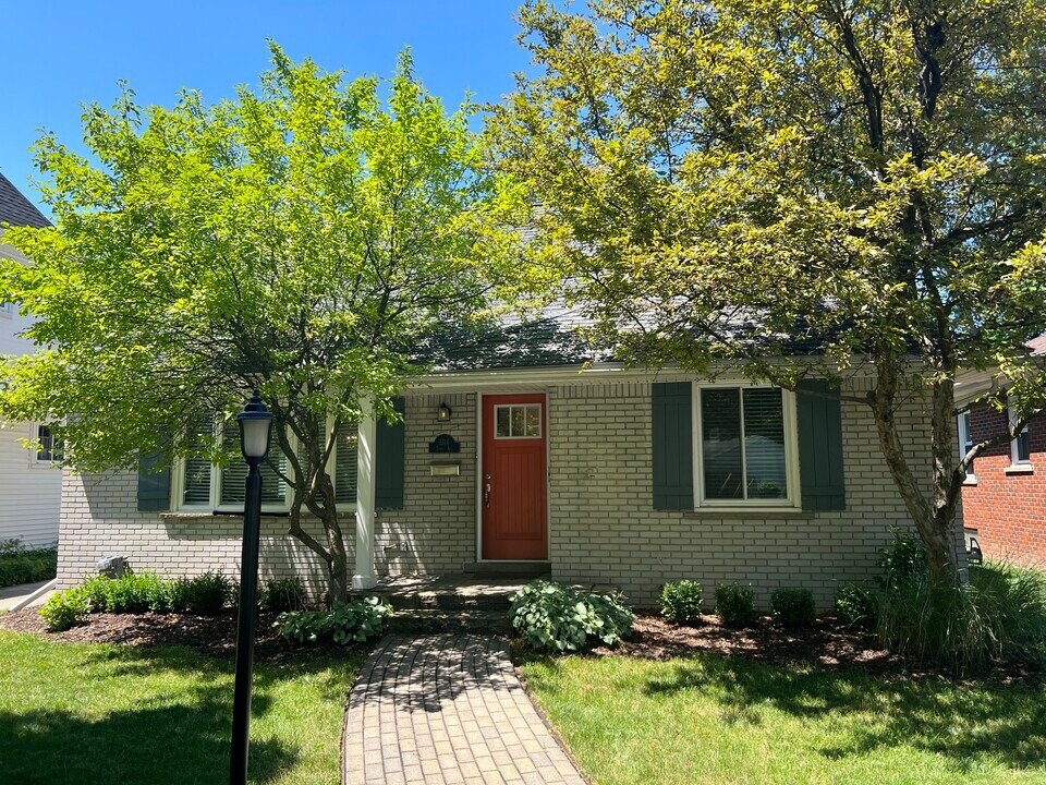 1316 Lyons Ave in Royal Oak, MI - Foto de edificio