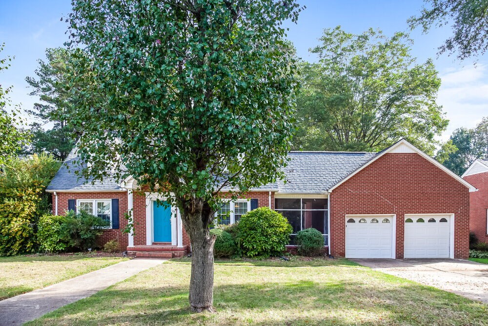 305 S Mulberry St in Cherryville, NC - Building Photo