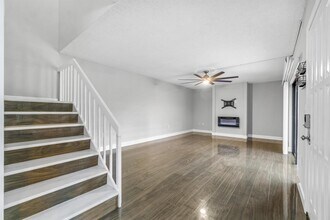 1015 10th Ct in Palm Beach Gardens, FL - Foto de edificio - Building Photo