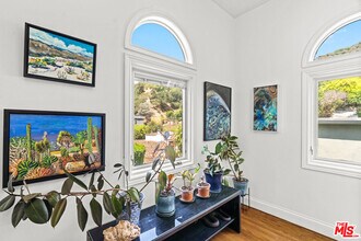 10275 Oletha Ln in Los Angeles, CA - Building Photo - Building Photo