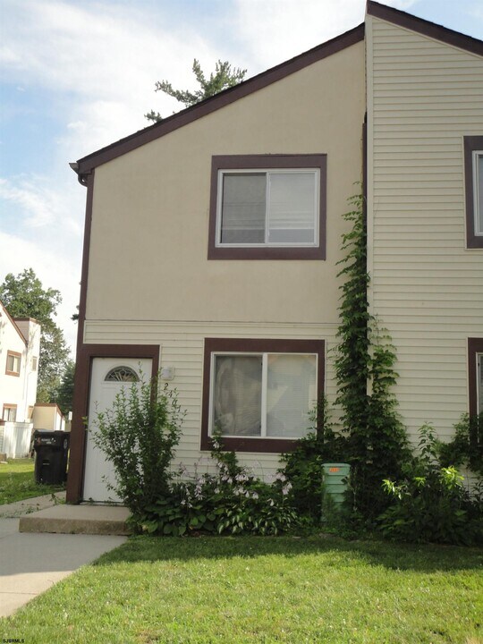 2461 Arbor Ct in Hamilton, NJ - Foto de edificio