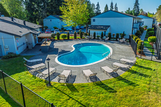 Pinewood Square Apartment Homes in Lynnwood, WA - Foto de edificio - Building Photo