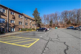 18 College Dr in Edison, NJ - Building Photo