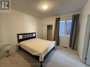 7969 Buckeye Cres in Niagara Falls, ON - Building Photo - Building Photo