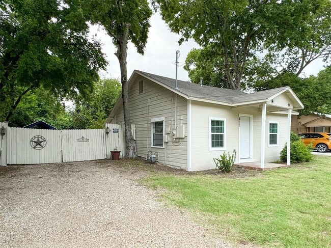 811 N Carroll Blvd in Denton, TX - Building Photo - Building Photo