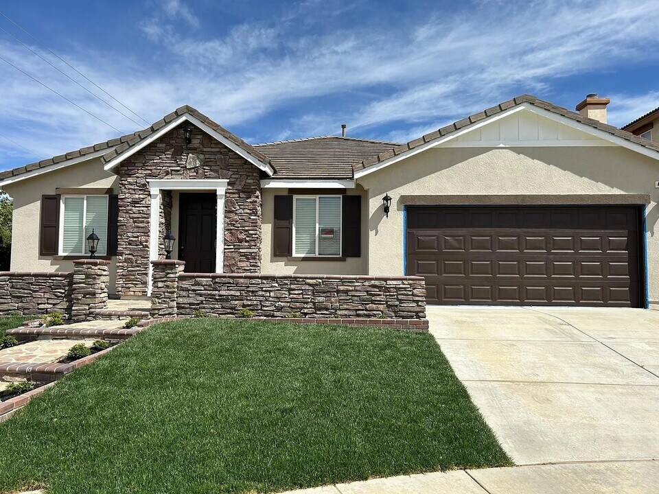 40750 Hilton Head Ct in Palmdale, CA - Building Photo