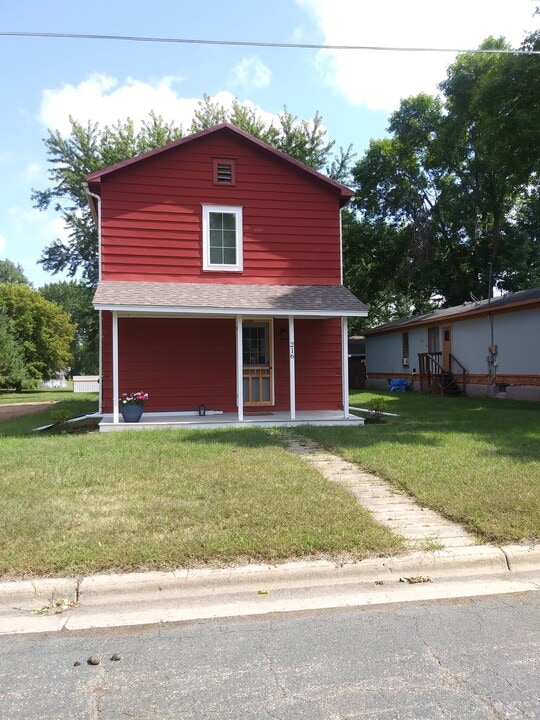 216 East St. in Norwood Young America, MN - Foto de edificio