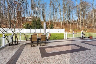 2185 Sultana Dr in Yorktown Heights, NY - Foto de edificio - Building Photo