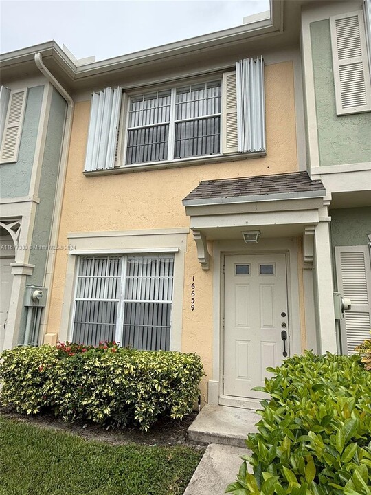 16639 Hemingway Dr in Weston, FL - Building Photo