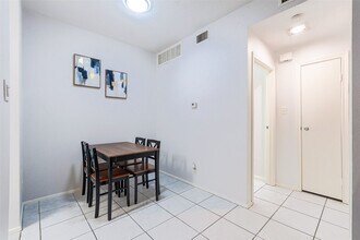 7900 N Stadium Dr in Houston, TX - Building Photo - Building Photo
