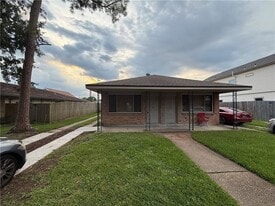 2212 Fenelon St in Chalmette, LA - Building Photo