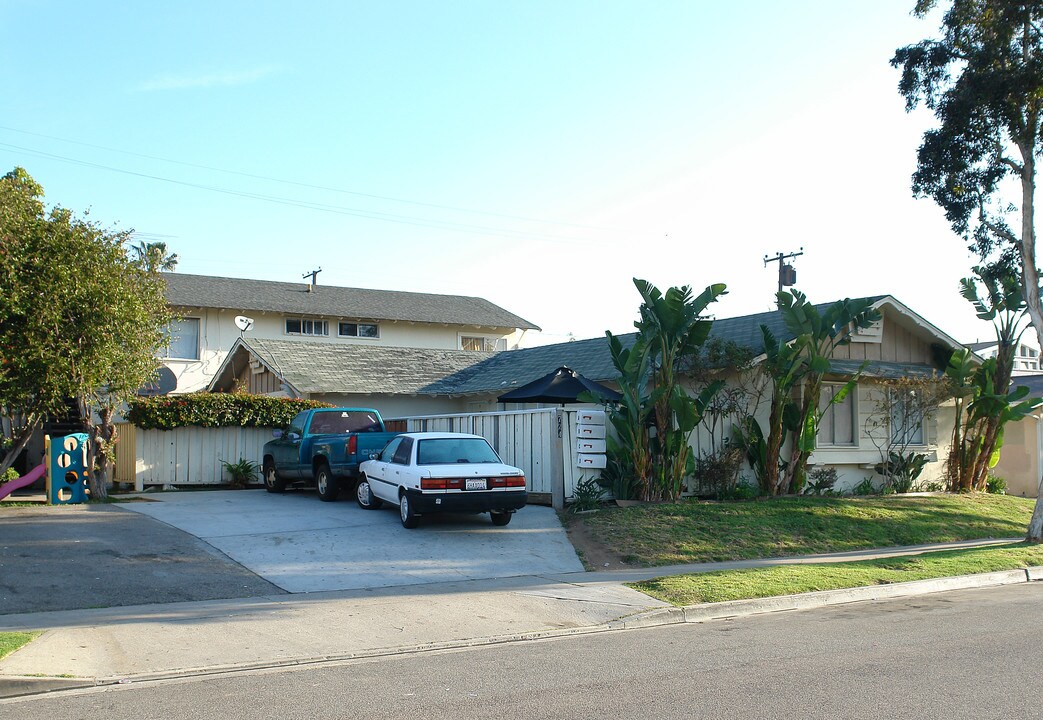 724 James St in Costa Mesa, CA - Foto de edificio