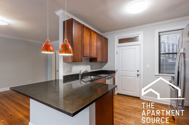 736 W Addison St, Unit S1 in Chicago, IL - Building Photo - Building Photo