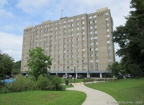 120 Huntington Turnpike in Bridgeport, CT - Building Photo