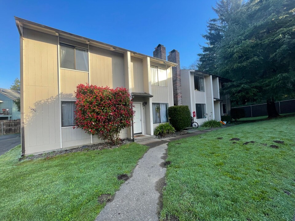 3050 L K Wood Blvd in Arcata, CA - Foto de edificio