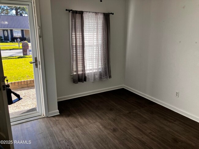 107 St Nicholas Dr in Lafayette, LA - Building Photo - Building Photo