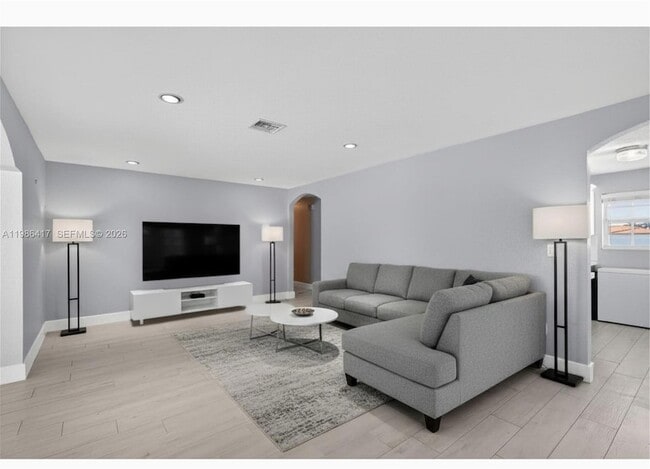 217 SE 5th St in Dania Beach, FL - Foto de edificio - Building Photo