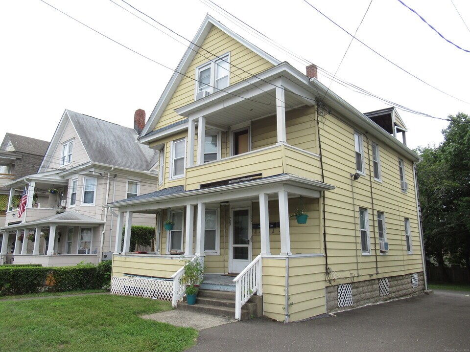 783 Brewster St, Unit 3 in Bridgeport, CT - Building Photo
