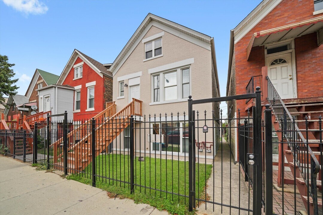 2721 S Pulaski Rd in Chicago, IL - Building Photo