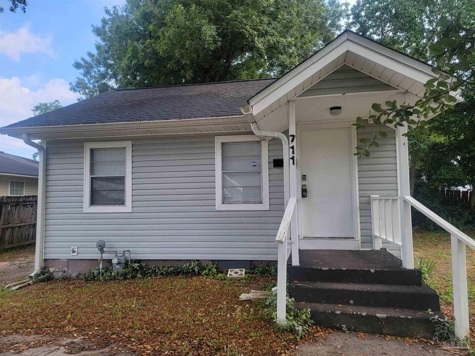 711 W Gregory St in Pensacola, FL - Building Photo