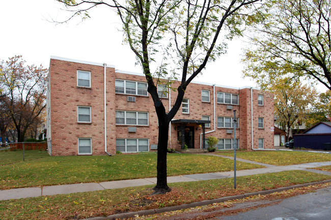 716 38th Ave NE in Minneapolis, MN - Foto de edificio - Building Photo