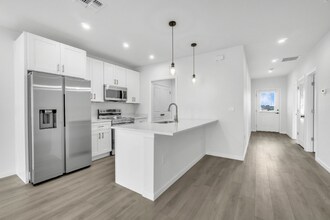 2535 Slim Haywood Ave in Tavares, FL - Foto de edificio - Building Photo