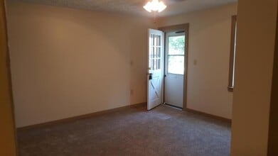 273 Oak Dr in Carnot-Moon, PA - Building Photo - Building Photo