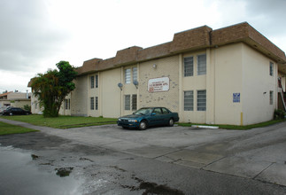 Memorial Garden Apartments in North Miami, FL - Building Photo - Building Photo