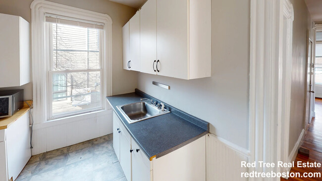 560 Green St, Unit 2 in Cambridge, MA - Building Photo - Building Photo