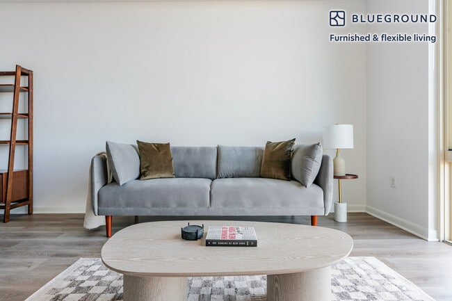 8421 Broad St, Unit FL22-ID1224 in McLean, VA - Foto de edificio - Building Photo