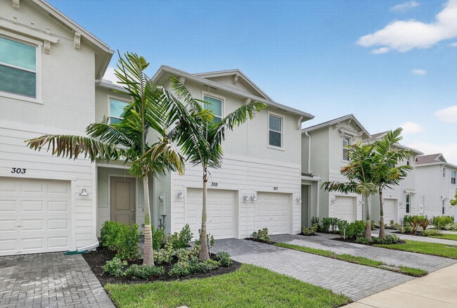 305 SE Crossoak Ln in Port St. Lucie, FL - Building Photo - Building Photo