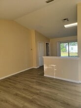 1167 SW Curtis St in Port St. Lucie, FL - Foto de edificio - Building Photo
