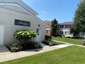 336 Kensington Ln in Bethpage, NY - Building Photo - Building Photo