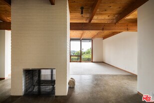 2020 Mayview Dr in Los Angeles, CA - Building Photo