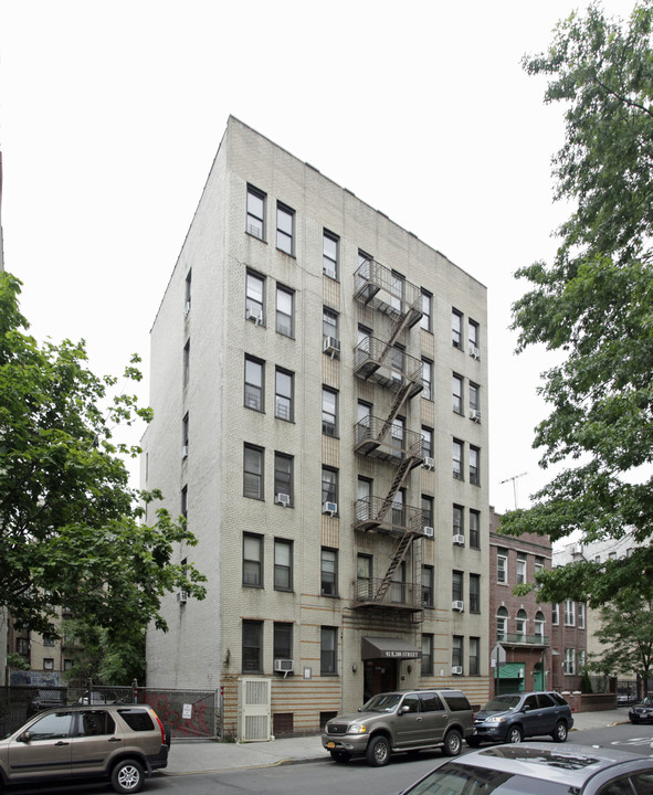 92 East 208th Street in Bronx, NY - Building Photo